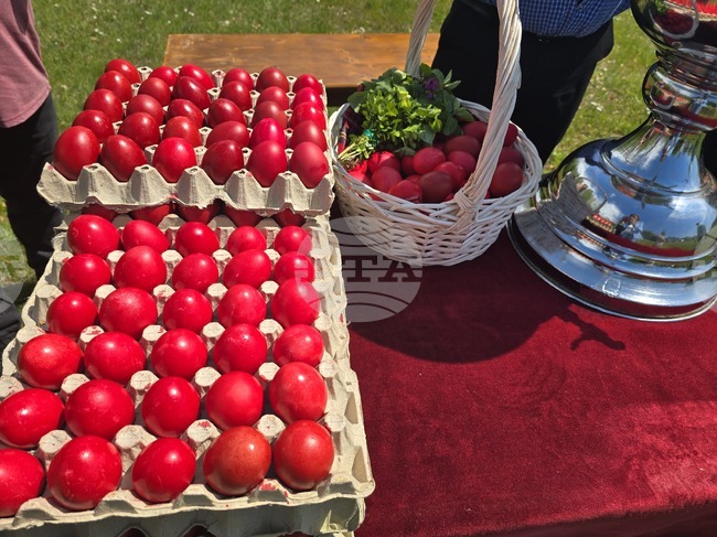 Над 100 великденски яйца бяха раздадени на миряните в Роженския манастир