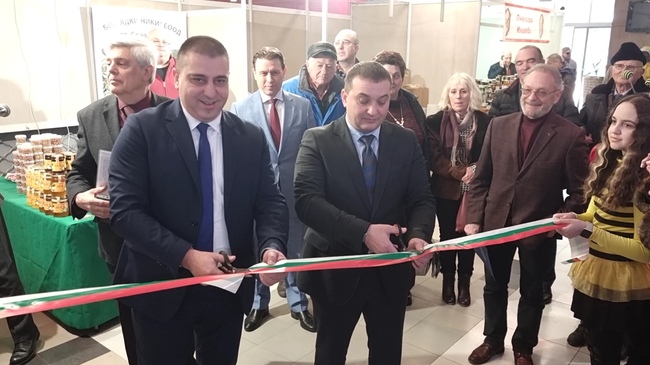 В Плевен започна международно пчеларско изложение с участието на над сто фирми