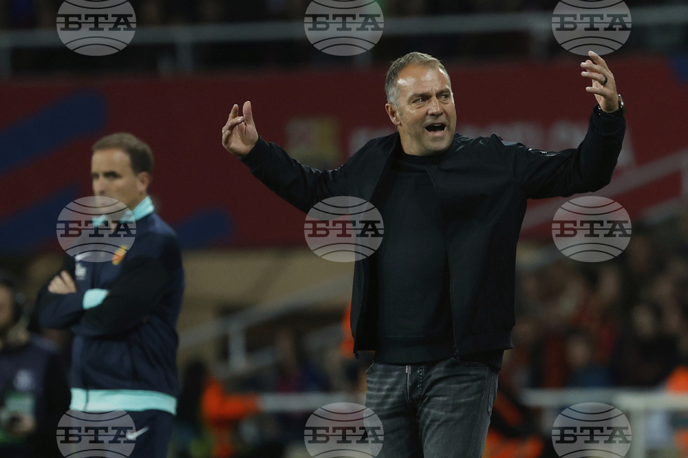 Ханзи Флик ще продължи договора си с Барселона за още един сезон