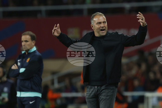 Ханзи Флик ще продължи договора си с Барселона за още един сезон