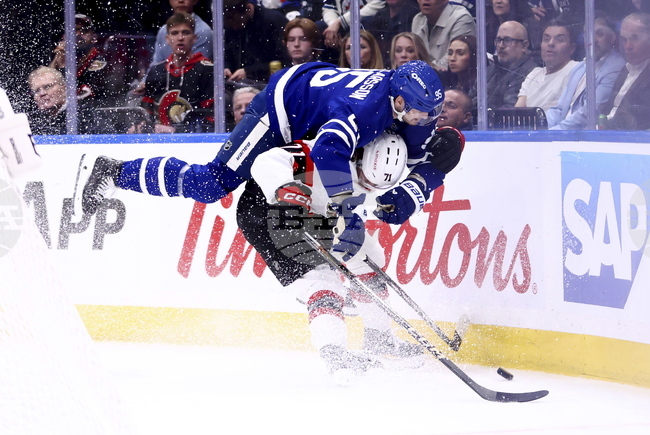 Матю Ткачък се завърна на леда след дълга контузия и вкара два гола за шампиона Флорида за първа победа в плейофите на НХЛ