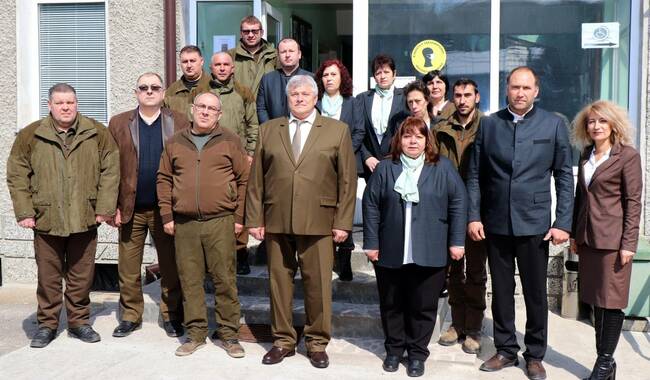 Работещите в Държавното горско стопанство в Омуртаг даряват лични средства за пострадалите от земетресенията в Турция и Сирия