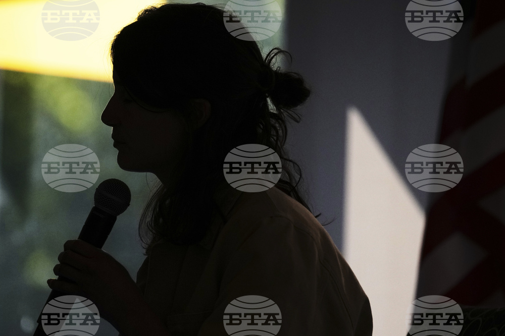 Турските власти започнаха разследване срещу момичешка музикална група заради "непристойно поведение"