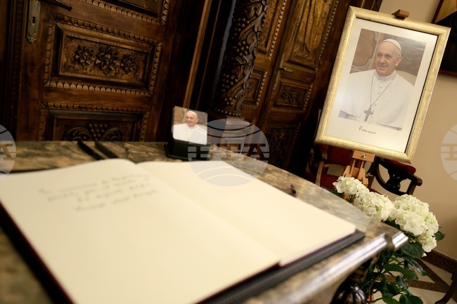 Заупокойна литургия за папа Франциск ще бъде отслужена в конкатедралата "Св. Йосиф" в София