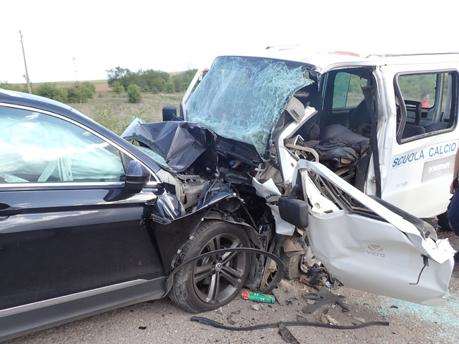 Мъж на 56 години от Разград е загинал в катастрофа между селата Самуил и Хърсово, петима са ранени, съобщиха от полицията 