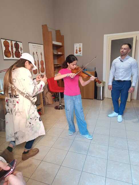 Възпитаници на училище „Абагар“ в Италия се срещнаха с българския лютиер Георги Николов в град Кремона