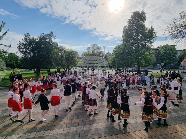В Плевен започнаха Пролетни ученически фолклорни празници