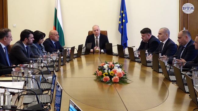 През 100-те дни на управление правителството прие своята програма, бюджет и премина през два вота на недоверие, заяви премиерът Росен Желязков