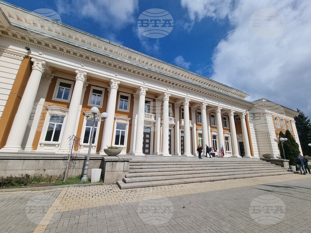 Изложбата "Тогава и сега" на Дончо Захариев бе подредена в Перник