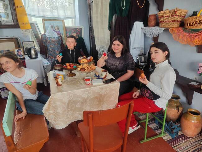 Традиционни великденски игри бяха представени в Етнографската стая „Народна къща“ в село Табаки в Украйна