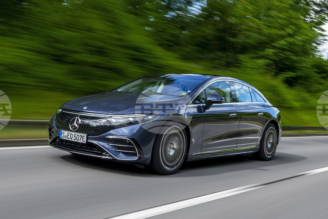 „Мерцедес-Бенц“ отчита спад от 49 на сто на чистата си печалба през 2025 г, съобщиха от компанията