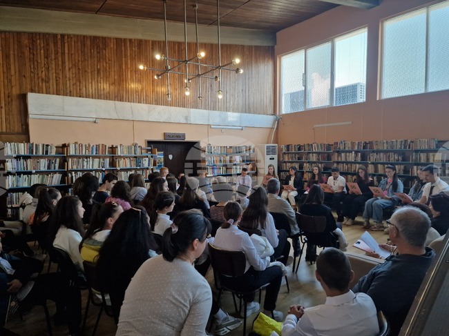 Ученици от литературен клуб „Агадор“ четоха избрани творби от български писатели в Самоков