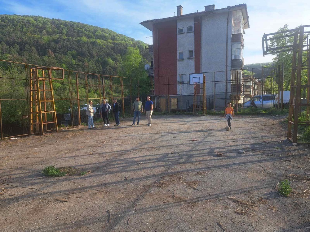 Община Шумен: Кметът направи проверка на почистването на спортните площадки на ул. „Боровец“, занемарени от над 20 години