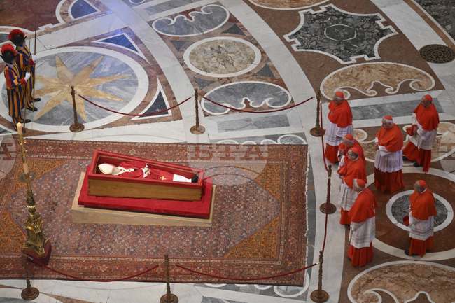 2000 са акредитираните допълнително журналисти за отразяване погребението на папа Франциск