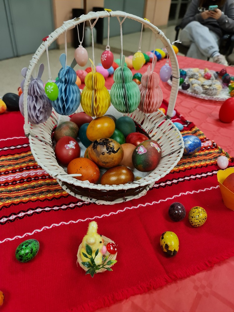 Работилница за боядисване на яйца бе организирана в Българско неделно училище „Свети Седмочисленици“ в Реус, Испания