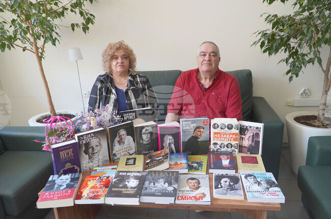 Дългогодишният кореспондент на БТА в Плевен Малин Решовски направи дарение на Регионална библиотека „Христо Смирненски“ в града