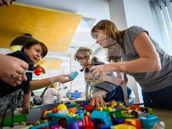 Учители ще участват в практически работилници и ще конструират роботи на живо