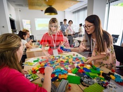 Учители ще участват в практически работилници и ще конструират роботи на живо