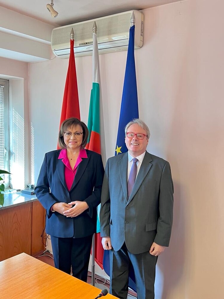 БСП: Нинова обсъди с френския посланик важни въпроси от българския и европейския дневен ред