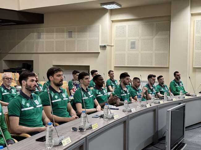 Община Стара Загора: Зам.-кметът Радостин Танев удостои волейболен клуб „Берое 2016“ с плакет за успехите му в efbet Супер Волей