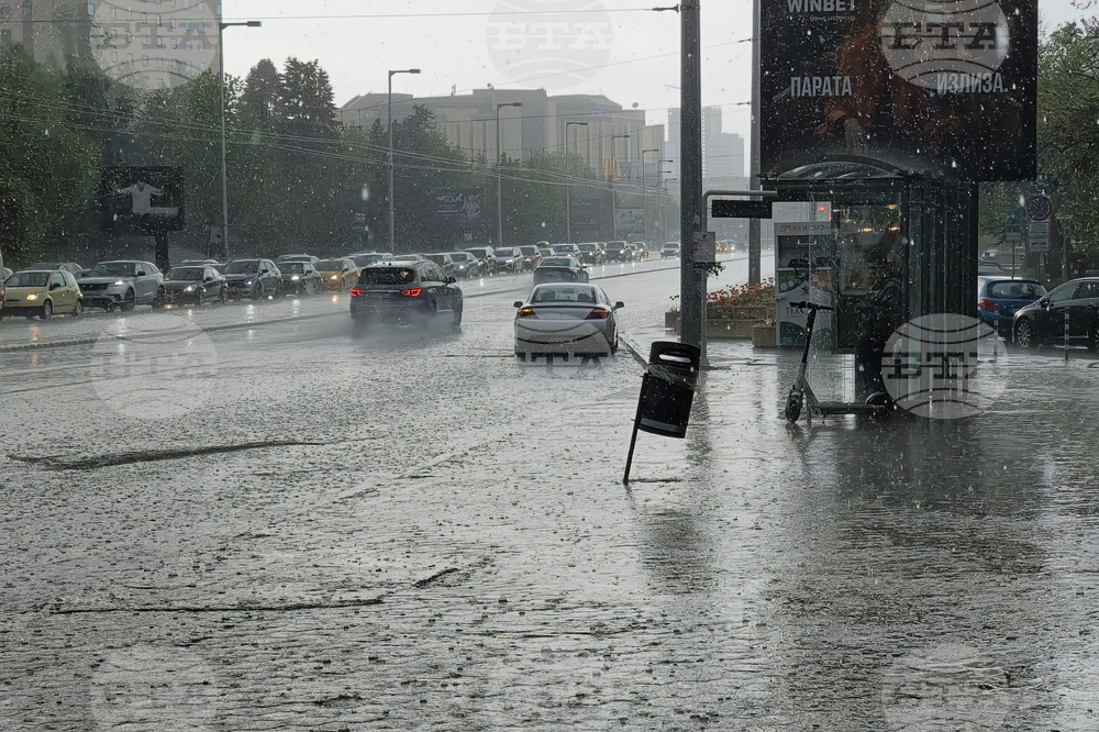 Заради интензивния дъжд в южните райони на София се е стигнало до запушване на част от шахтите по бул. „Цар Борис III“