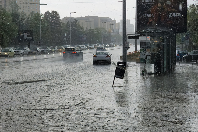 Заради интензивния дъжд в южните райони на София се е стигнало до запушване на част от шахтите по бул. „Цар Борис III“