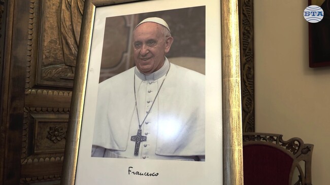 Светът и Католическата църква загубиха голям застъпник за вярата в човека и неговите права, написа Наталия Киселова в книгата в памет на папа Франциск