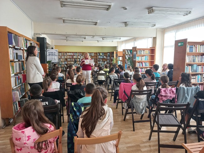В Световния ден на книгата и авторското право гост на Регионалната библиотека в Ловеч бе детската писателка Магда Борисова