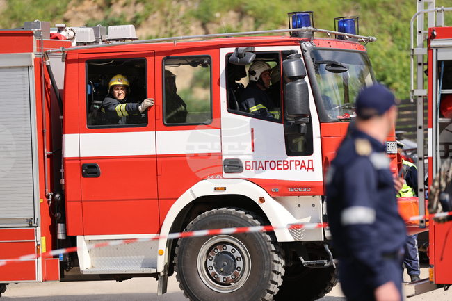 Двама души са пострадали при пожари през изминалото денонощие