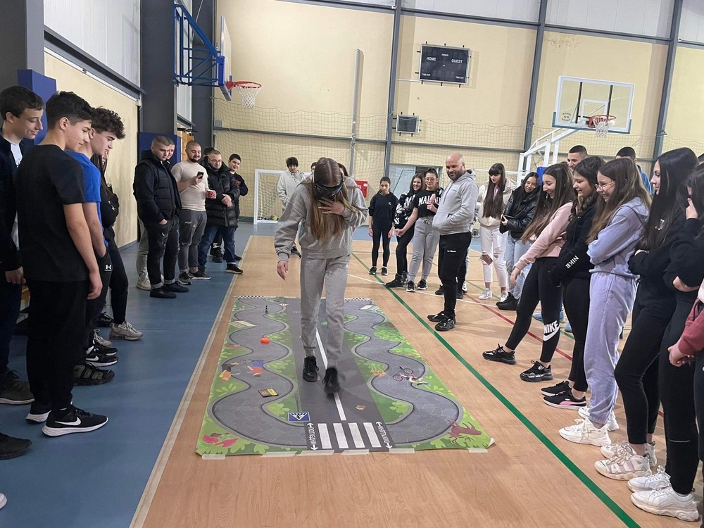 Община Ловеч: Със симулационни очила в Ловеч показват на учениците вредата от алкохола