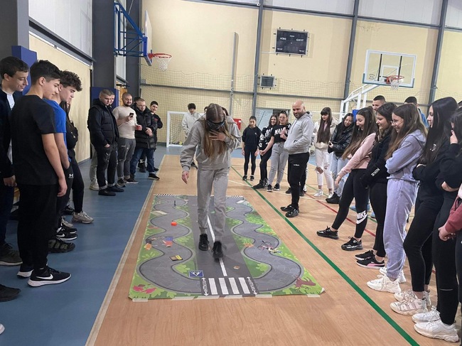 Община Ловеч: Със симулационни очила в Ловеч показват на учениците вредата от алкохола