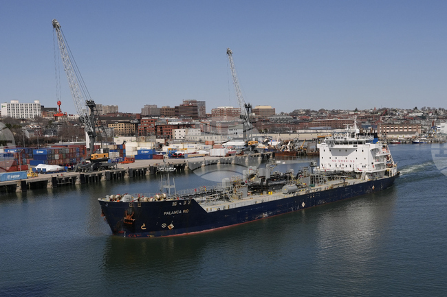 Гръцките корабособственици са призовани да регистрират съдовете, които преминават през Ормузкия проток