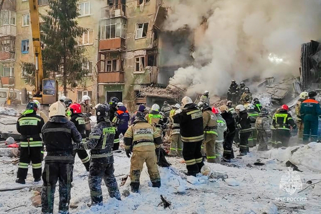 Броят на загиналите след газовата експлозия в Новосибирск достигна 12, съобщиха спешните служби