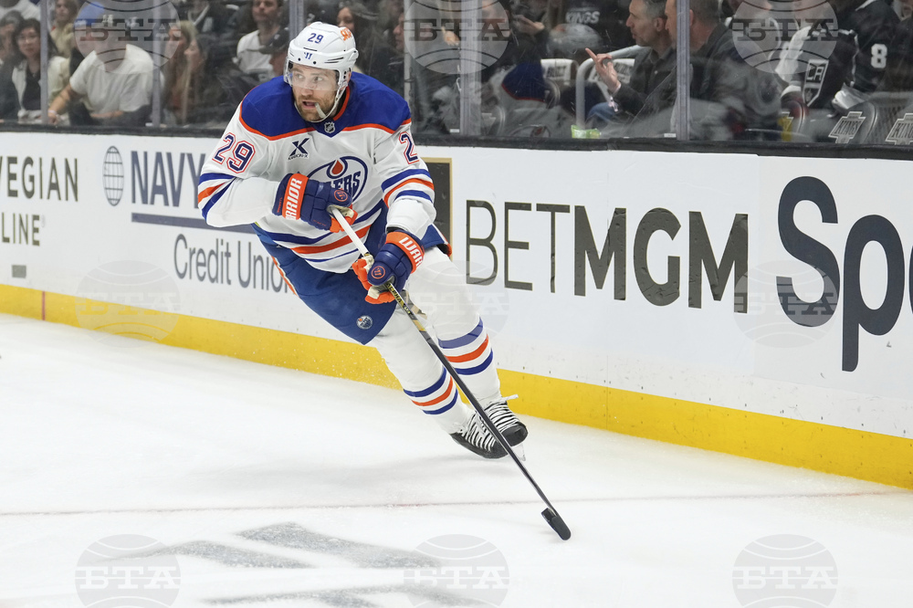 Леон Драйзайтъл дари 29 комплекта пълна екипировка на клуба в Кьолн, от който започна пътят му към Националната хокейна лига