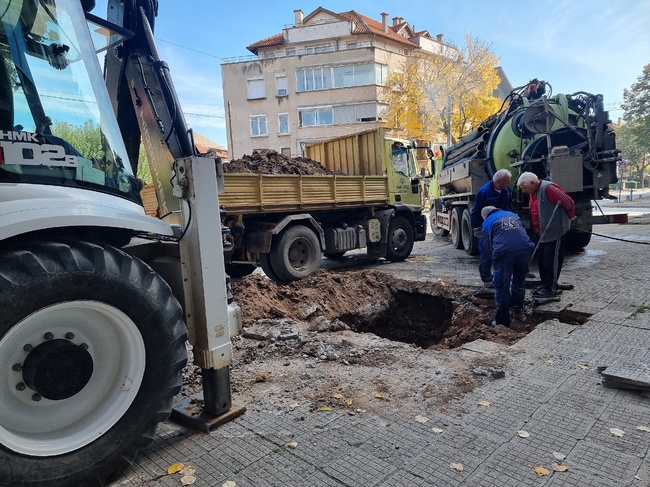 Работници от ВиК-операторите в страната се състезават във Вършец по откриване на течове и работа с багер