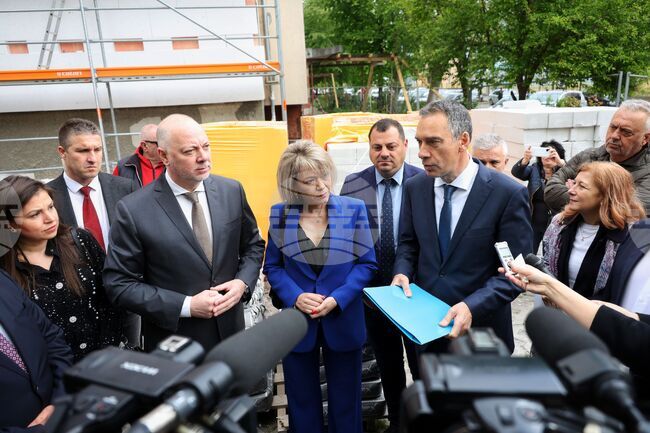 Премиерът Росен Желязков даде начало на новата кампания за саниране в Бургас 