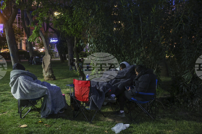 Втора нощ прекараха навън жители на Истанбул, притеснени да се върнат в домовете си след земетресението на 23 април