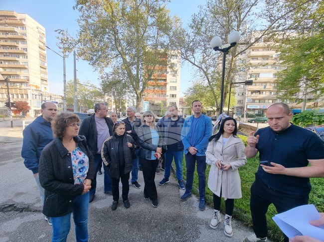 Граждани протестираха в Плевен заради лошото състояние на спирките на градския транспорт