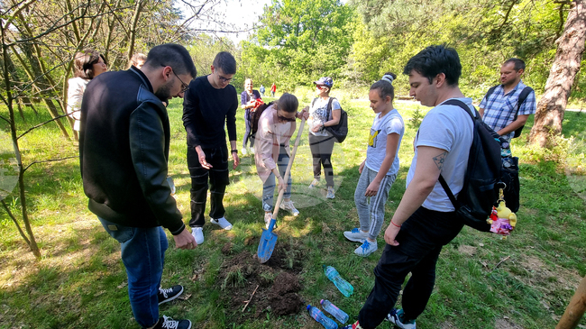 Млади творци засадиха фиданка в "поетичната" гора в парка "Кенана" край Хасково 