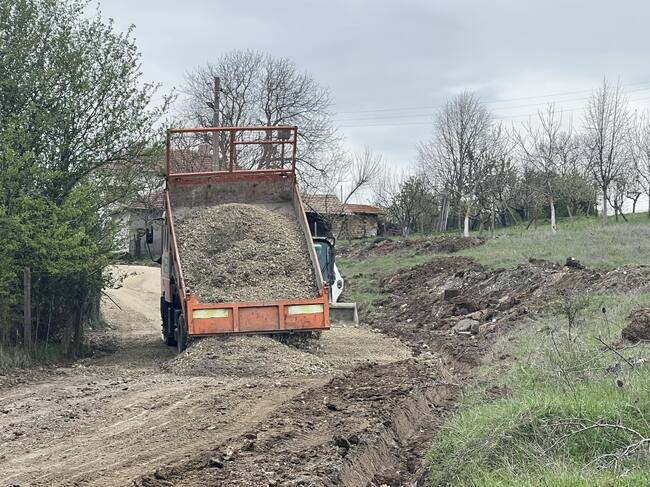 Община Омуртаг започна ремонти на улици в различни населени места