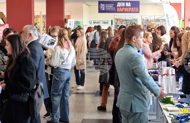 Във висшето образование е задължително студентите да прилагат знанията и практически, казва доц. Росица Петкова-Слипец от ВСУ