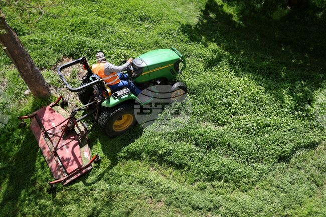 Бургас - тревни площи - косене