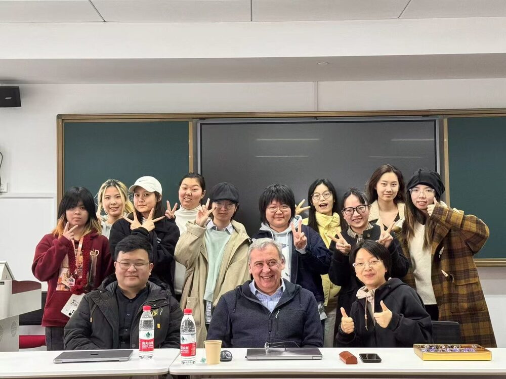 За работата на проф. Станислав Семерджиев в Шанхайската театрална академия разказва новият брой на в. "Аз-буки"