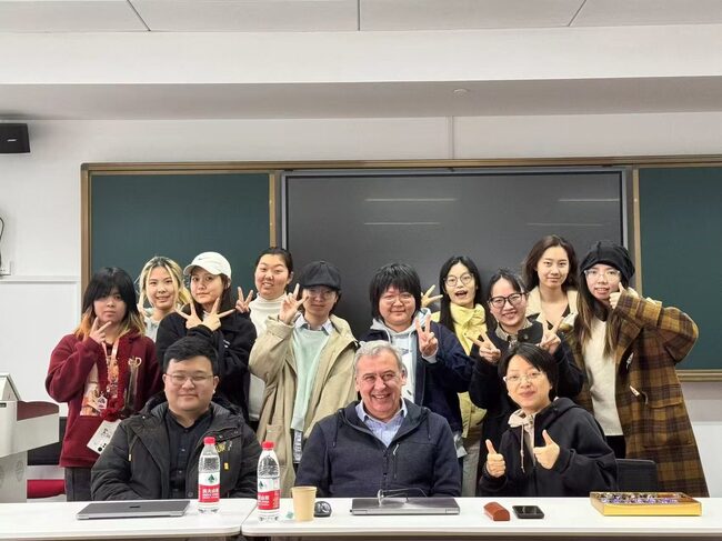 За работата на проф. Станислав Семерджиев в Шанхайската театрална академия разказва новият брой на в. "Аз-буки"