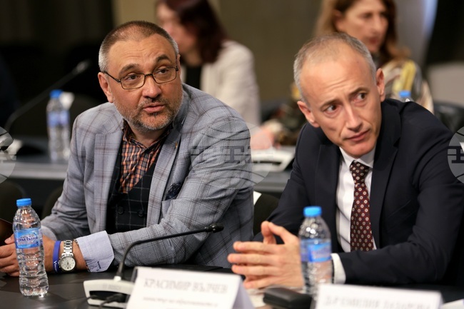 Религиите ще се изучават в културологичен и исторически аспект, и ще представим неконфесионална програма, каза министър Красимир Вълчев