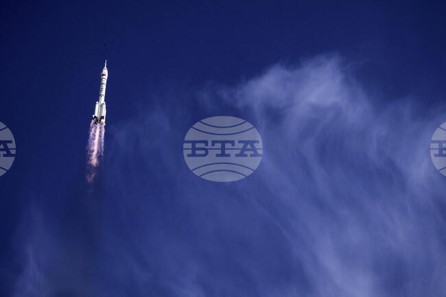 Завръщането на тайконавтите от „Шънчжоу-20“ се забавя заради сблъсък с космическа отломка