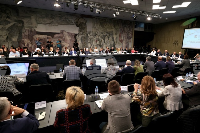 Депутати обсъдиха въвеждането на религията в учебната програма на кръгла маса, организирана от МОН