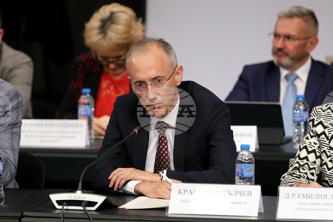  Образованието ни е светско и ще остане такова, както е във всички европейски страни, в които се учи религия, каза министър Красимир Вълчев