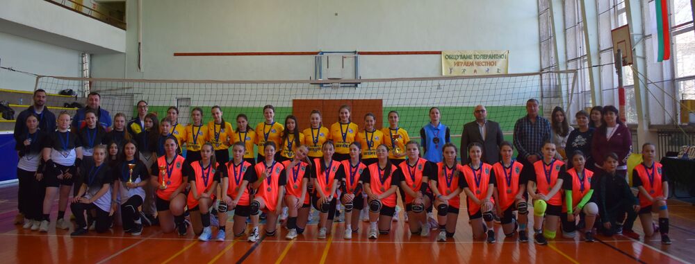 Община Разград: Кметът Добрин Добрев награди победителите в турнира за Купата на УСШ по волейбол 