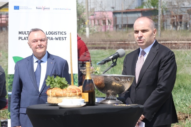 Волуяк става център на карго индустрията, каза Гроздан Караджов по време на "първата копка" на жп интермодалния терминал в района